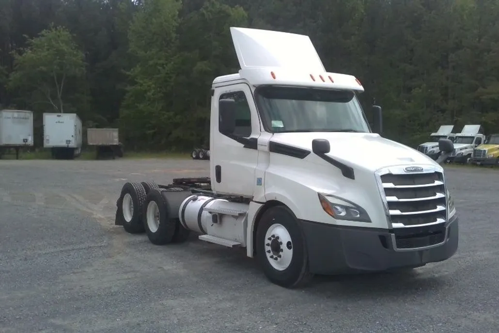 2020 Freightliner Cascadia 126" Day cab photo 1