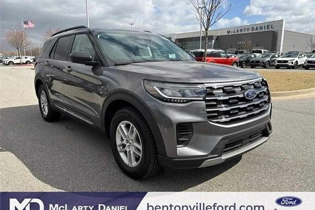 2025 Ford Explorer photo 1