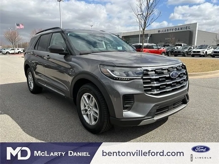 2025 Ford Explorer photo 1