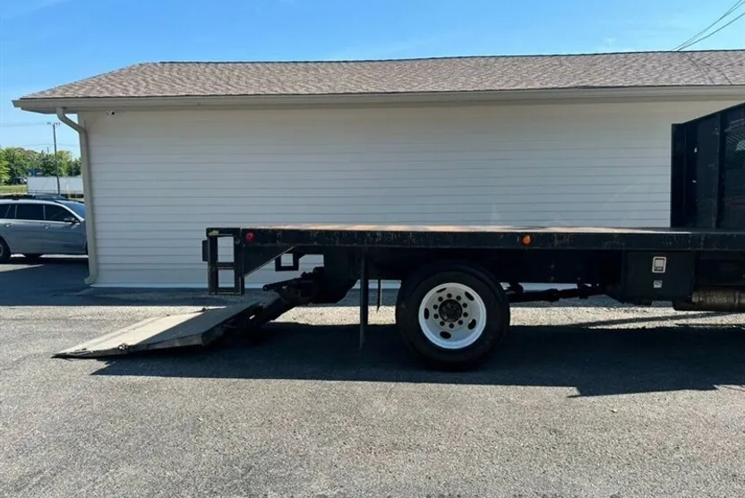 2004 Ford F-650 photo 1