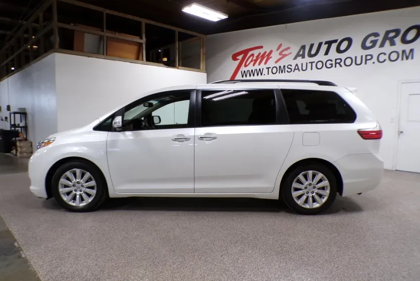 2015 Toyota Sienna Limited photo 1