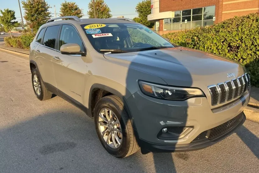 2019 Jeep Cherokee Latitude photo 1