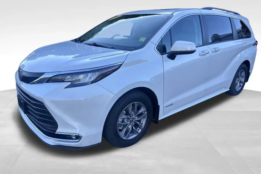 2021 Toyota Sienna XLE photo 1