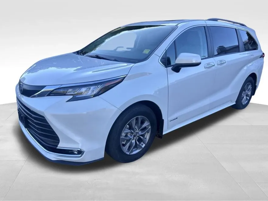 2021 Toyota Sienna XLE photo 1
