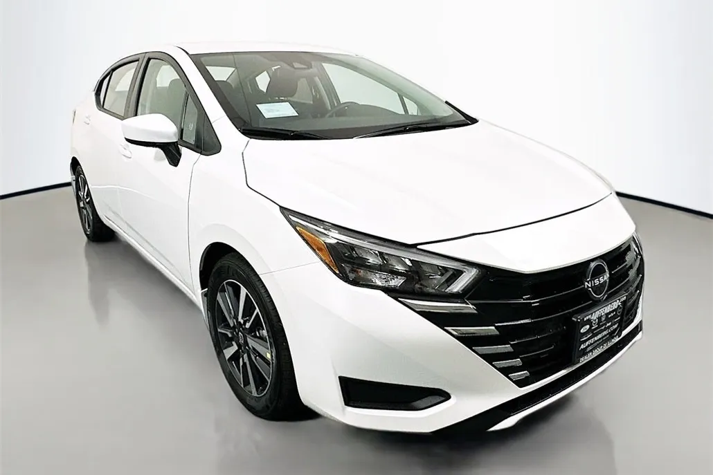 2025 Nissan Versa 1.6 SV photo 1
