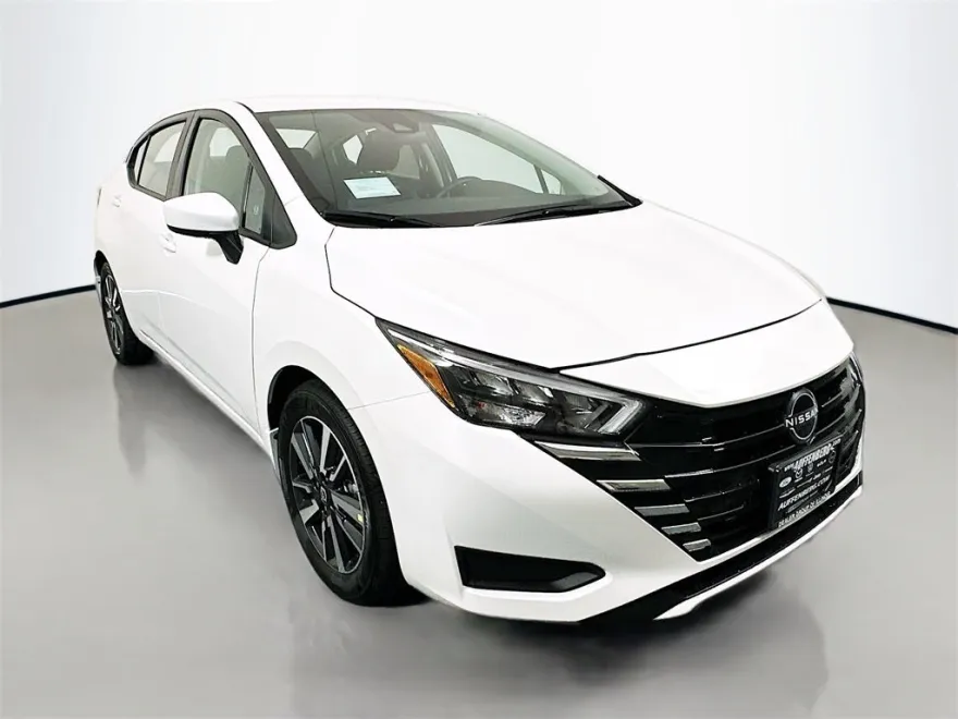 2025 Nissan Versa 1.6 SV photo 1