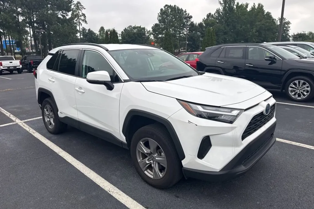 2024 Toyota RAV4 Hybrid XLE photo 1