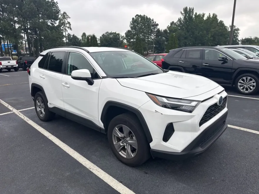 2024 Toyota RAV4 Hybrid XLE photo 1