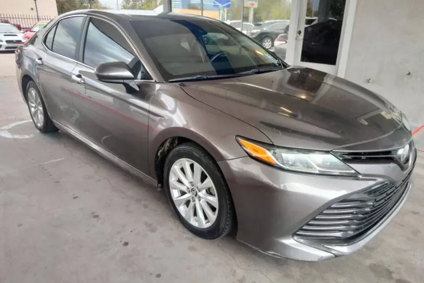 2018 Toyota Camry SE XLE photo 1