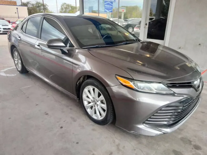 2018 Toyota Camry SE XLE photo 1