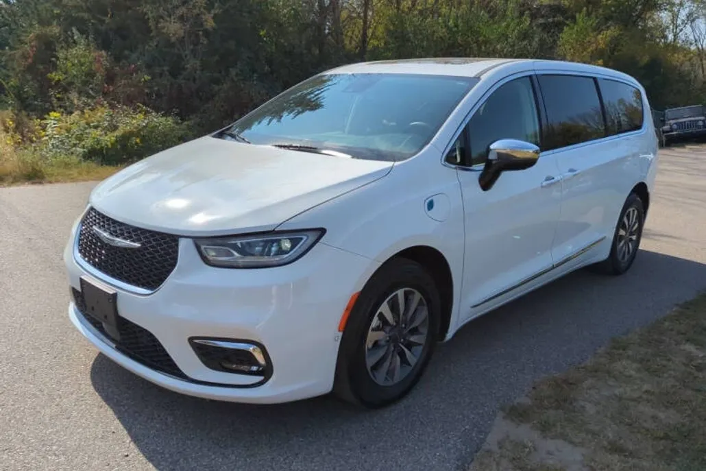 2023 Chrysler Pacifica Hybrid Limited photo 1