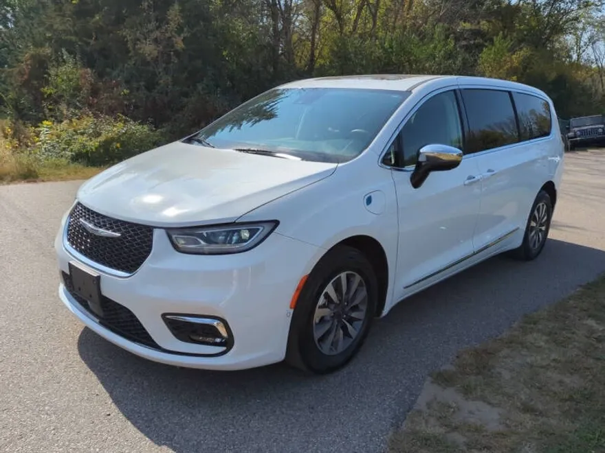 2023 Chrysler Pacifica Hybrid Limited photo 1