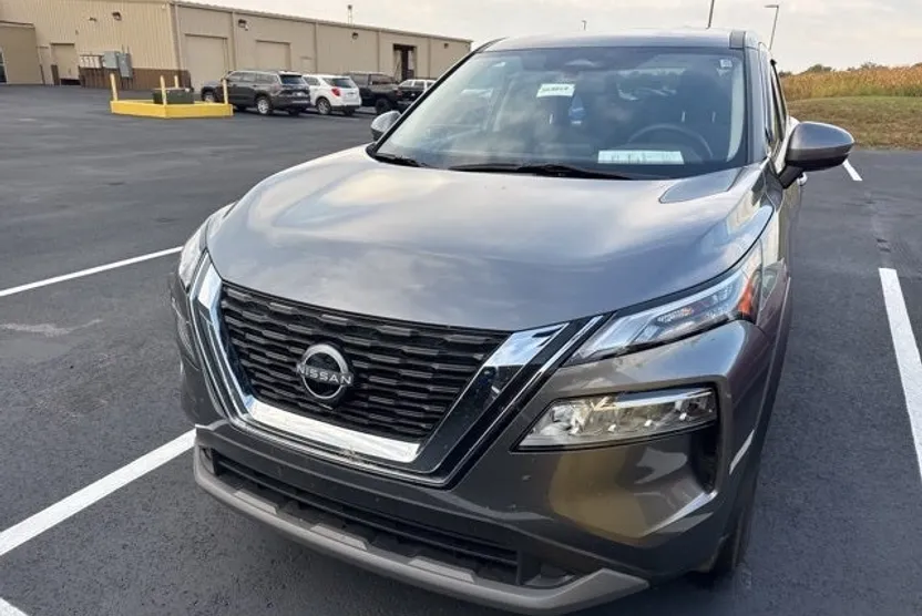 2023 Nissan Rogue SV photo 1