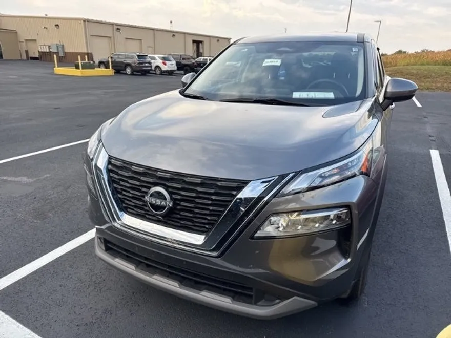 2023 Nissan Rogue SV photo 1