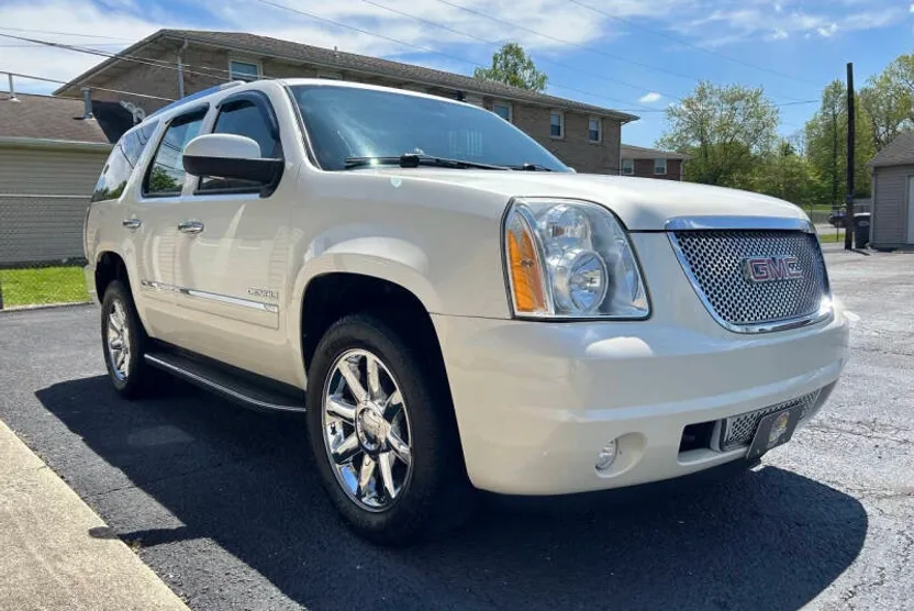 2010 Gmc Yukon Denali photo 1