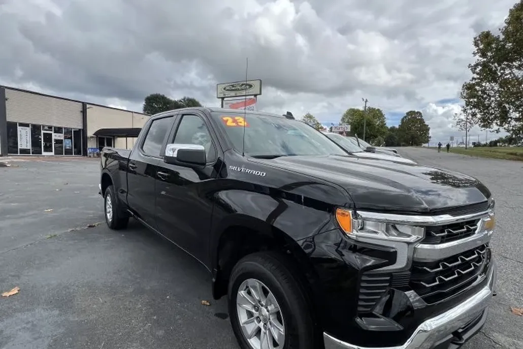 2023 Chevrolet Silverado 1500 LT photo 1