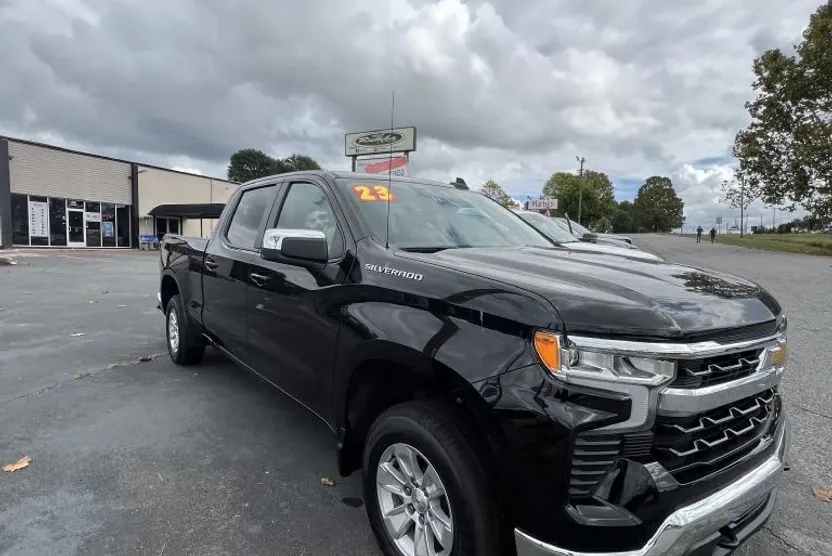 2023 Chevrolet Silverado 1500 LT photo 1