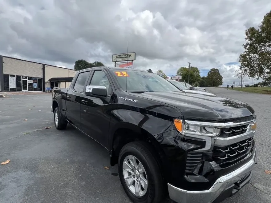 2023 Chevrolet Silverado 1500 LT photo 1