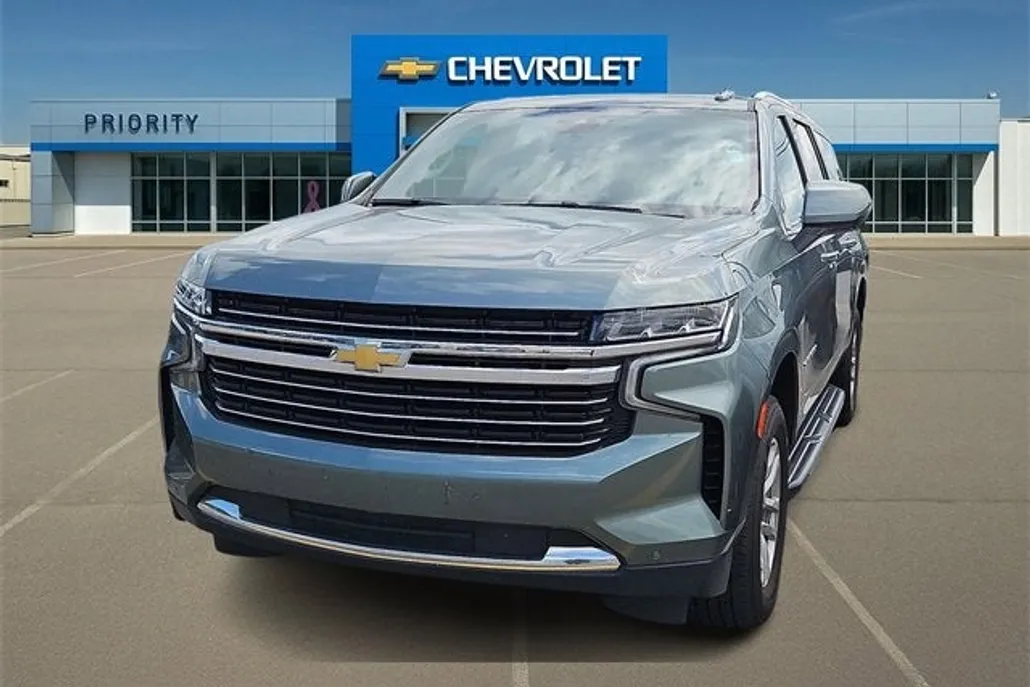 2023 Chevrolet Suburban LT photo 1