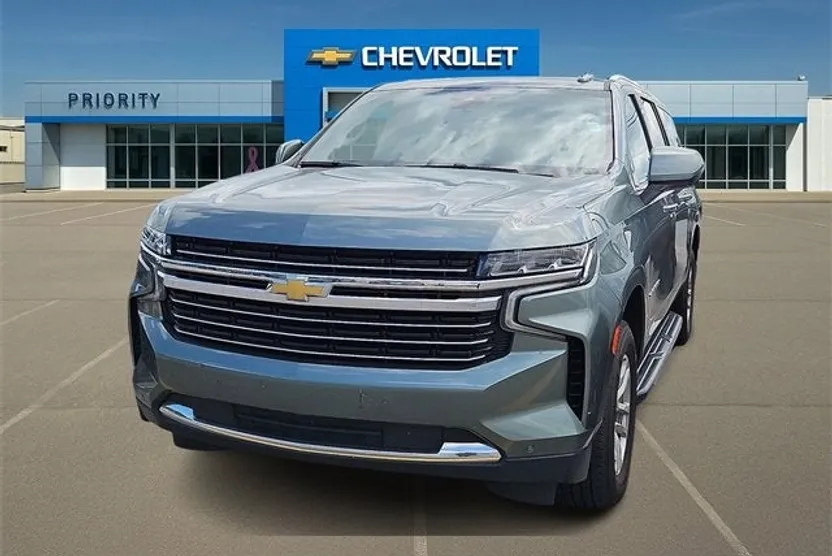 2023 Chevrolet Suburban LT photo 1