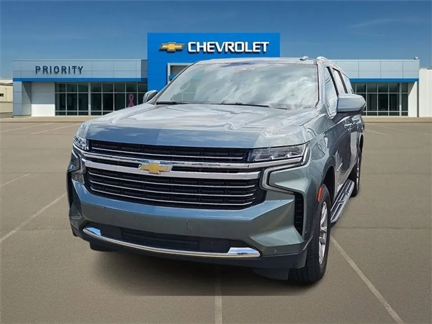 2023 Chevrolet Suburban LT photo 1