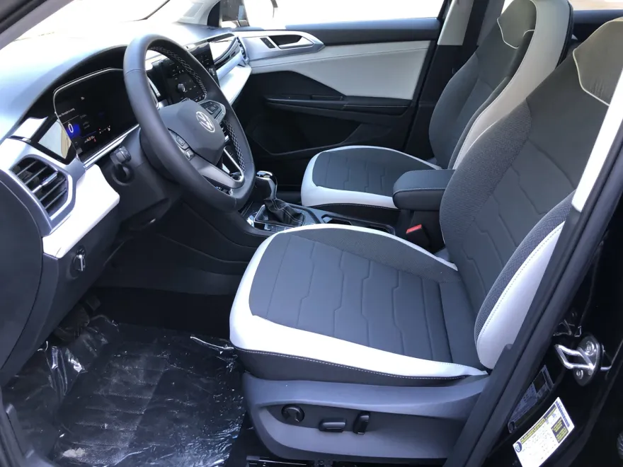 2025 Volkswagen Taos SE photo 1