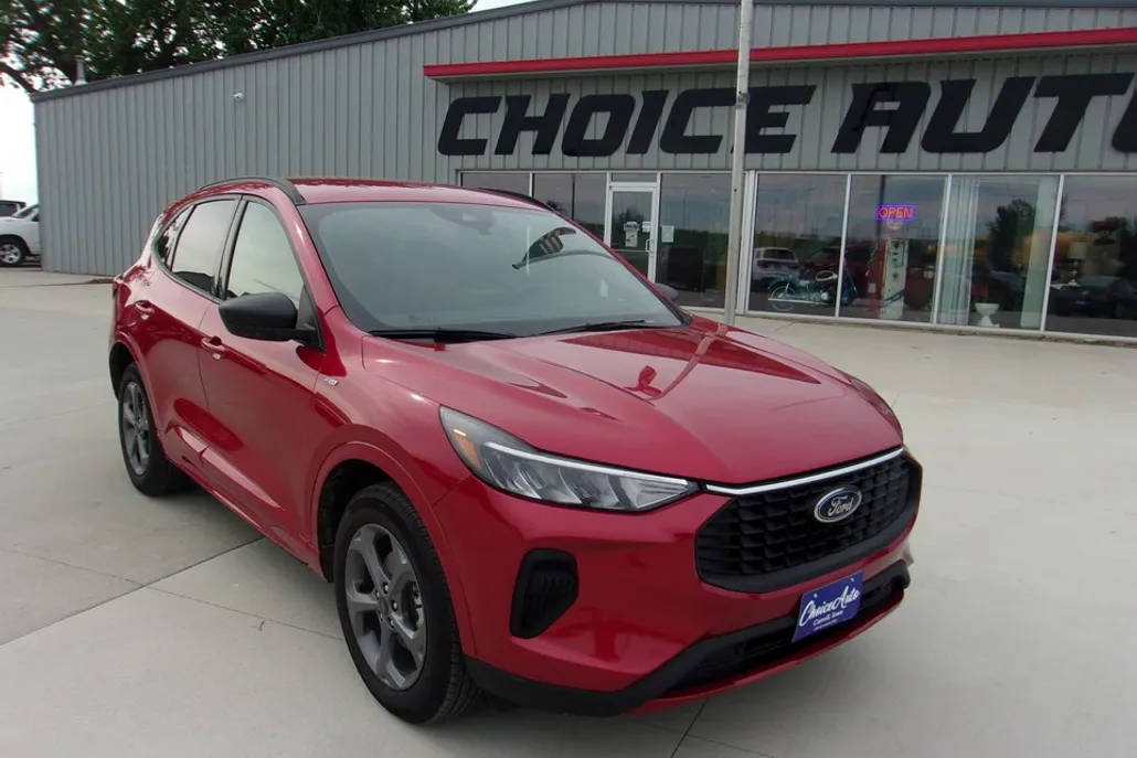 2023 Ford Escape ST-Line photo 1