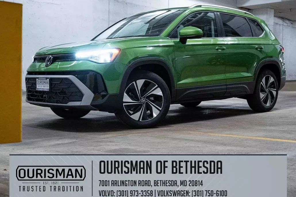2025 Volkswagen Taos SE photo 1