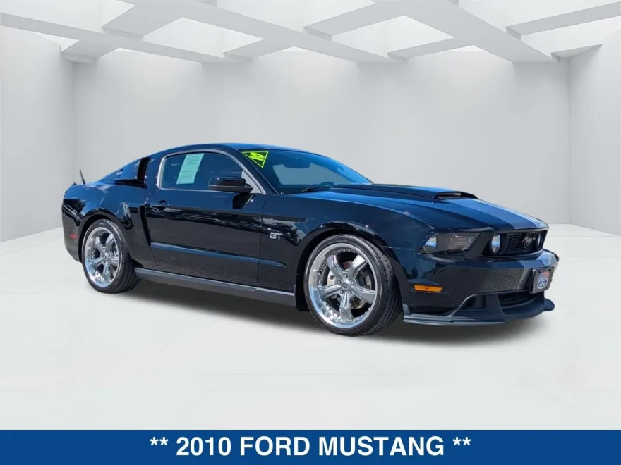 2010 Ford Mustang GT photo 1