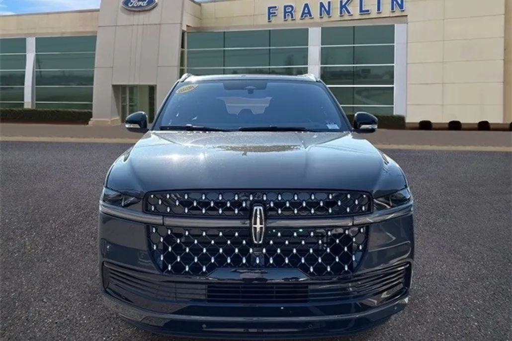 2025 Lincoln Navigator Black Label photo 1