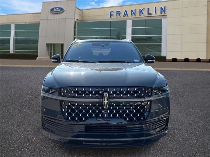 2025 Lincoln Navigator Black Label photo 1