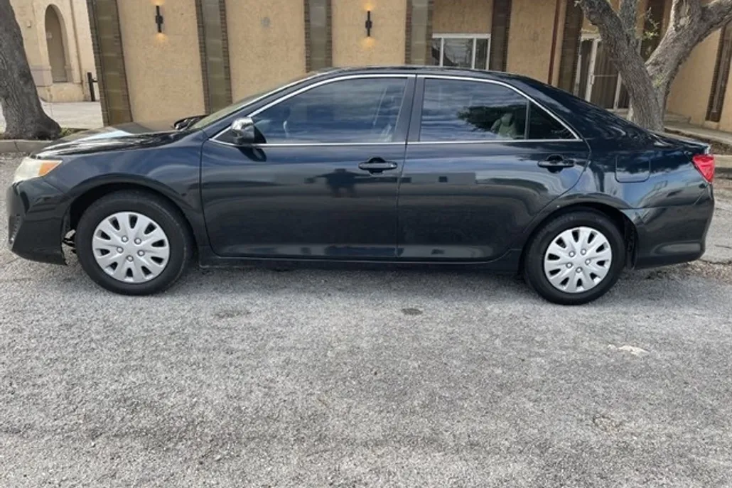 2014 Toyota Camry L photo 1