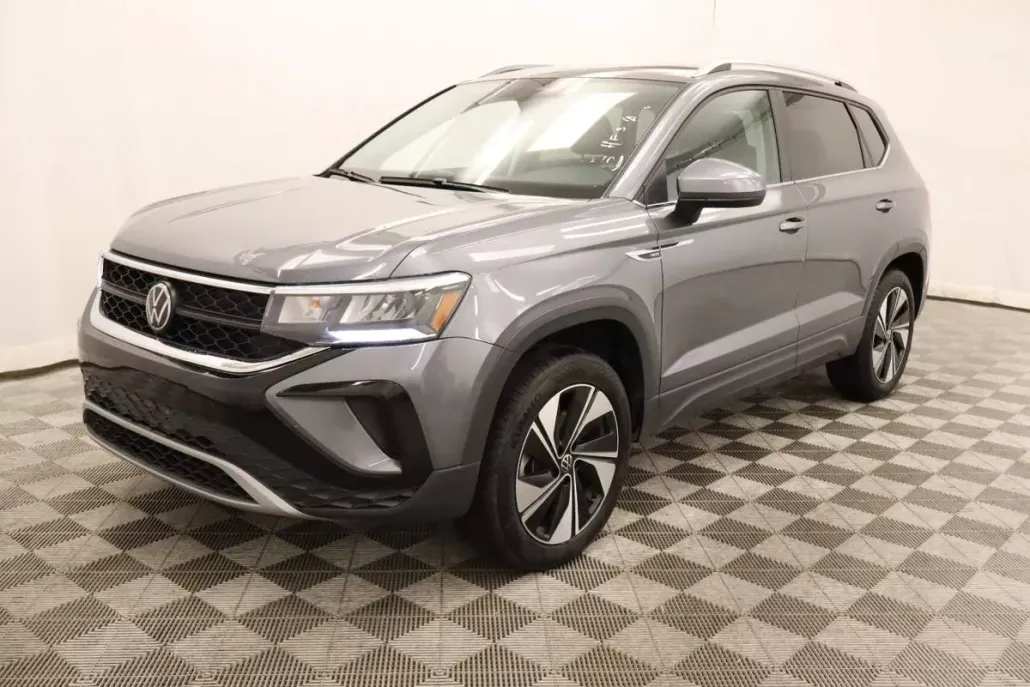 2024 Volkswagen Taos SE photo 1