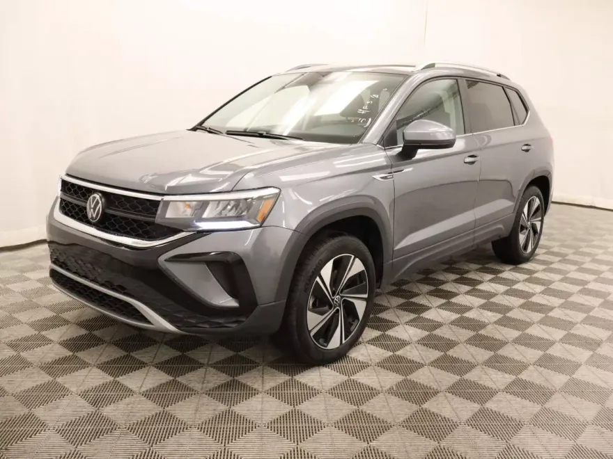 2024 Volkswagen Taos SE photo 1