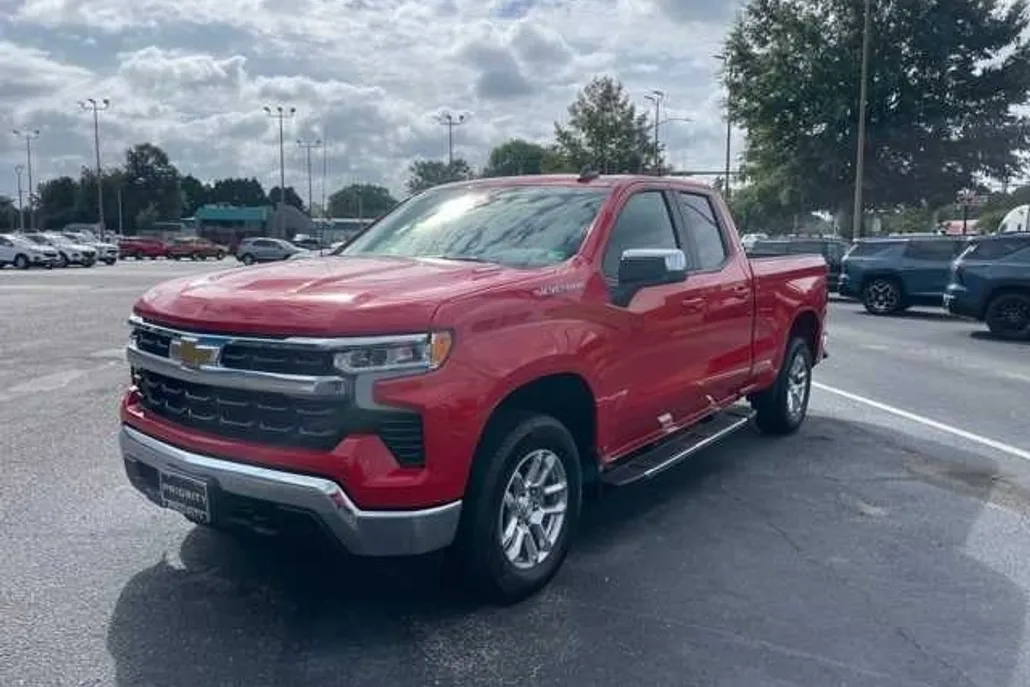 2026 Chevrolet Silverado 1500 LT photo 1