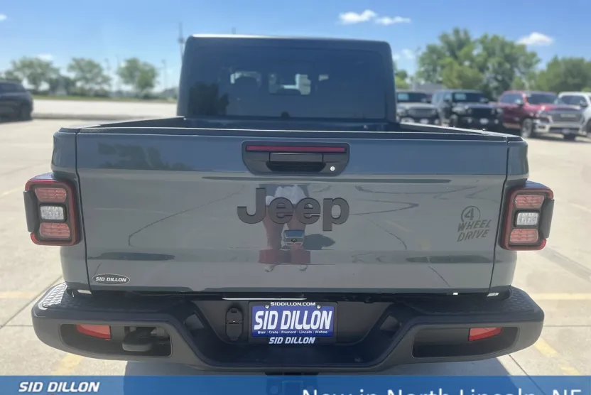 2025 Jeep Gladiator Willys photo 1