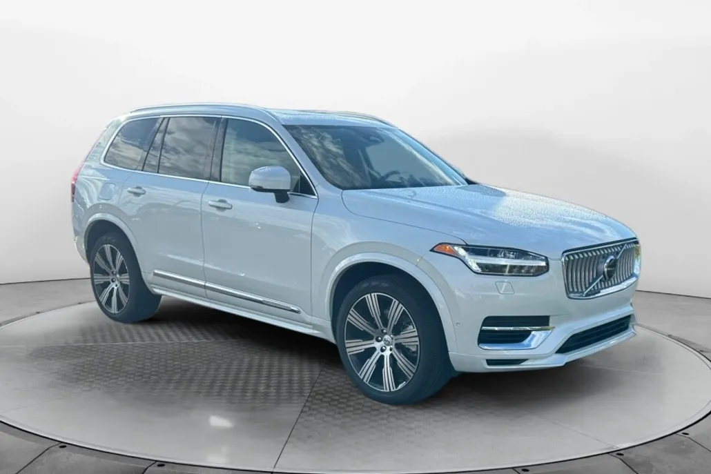 2024 Volvo XC90 T8 Plus photo 1