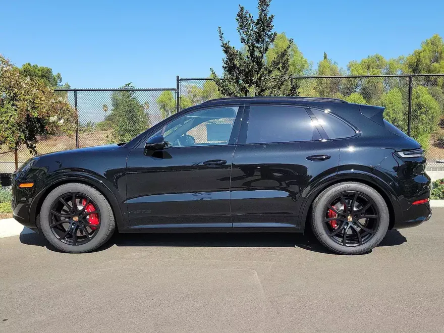 2026 Porsche Cayenne GTS photo 1