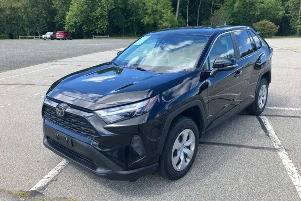 2023 Toyota RAV4 LE photo 1