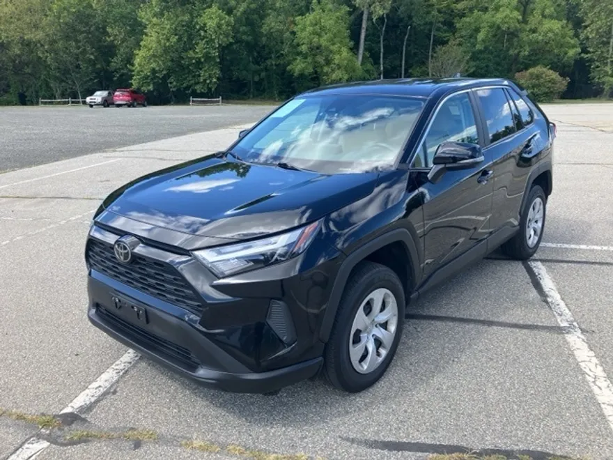 2023 Toyota RAV4 LE photo 1