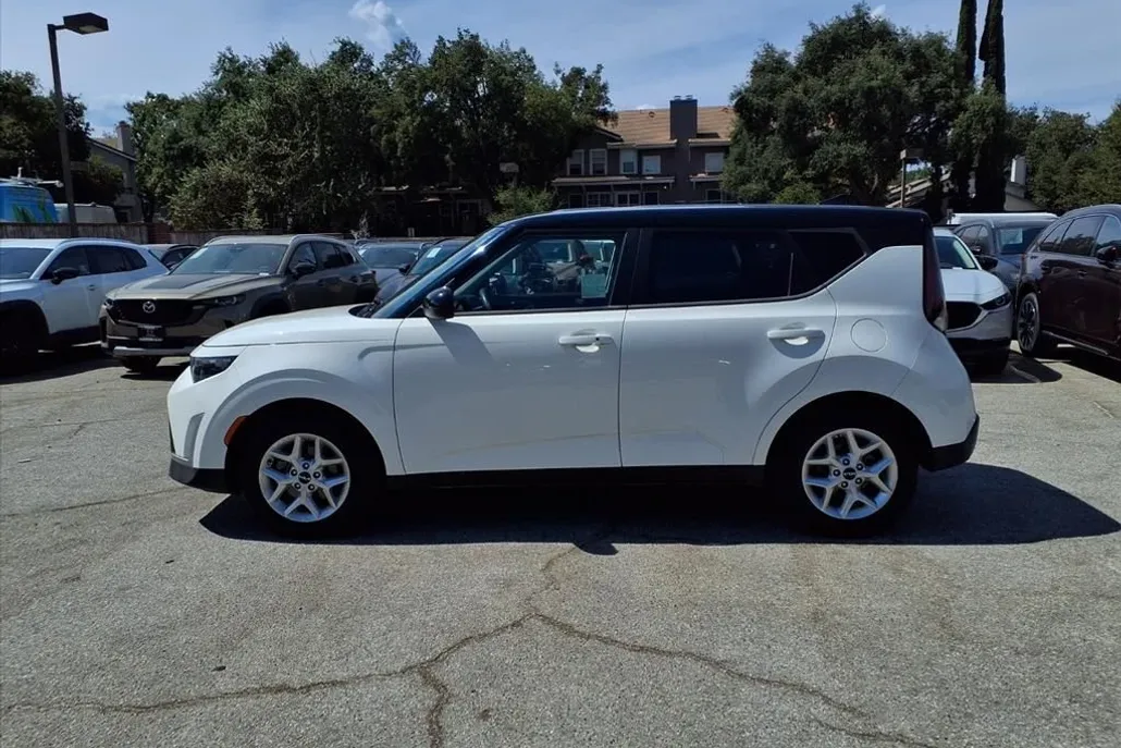 2023 Kia Soul S photo 1