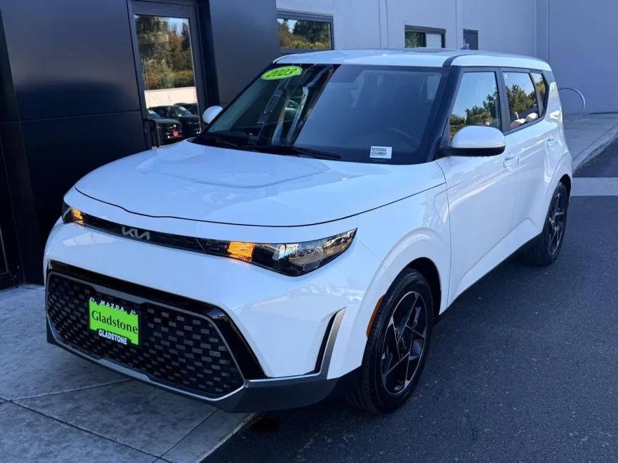2023 Kia Soul EX photo 1