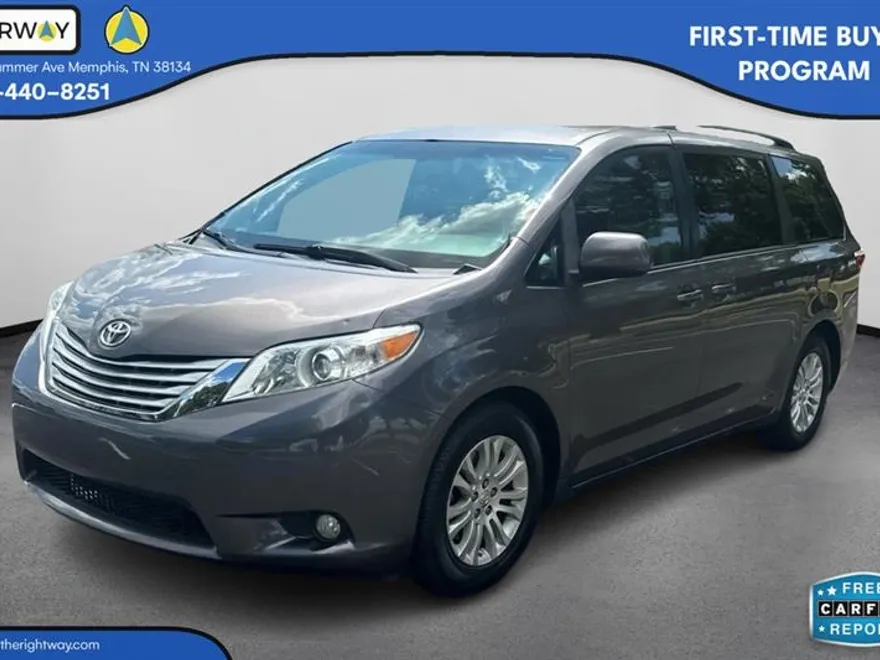 2017 Toyota Sienna XLE photo 1