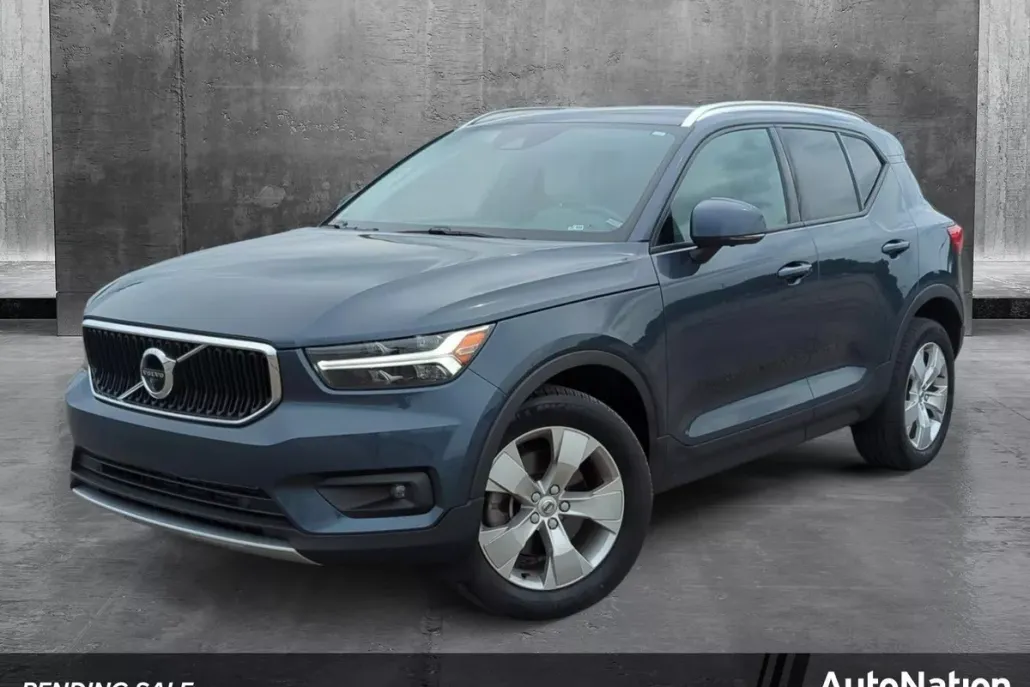 2022 Volvo XC40 Momentum photo 1
