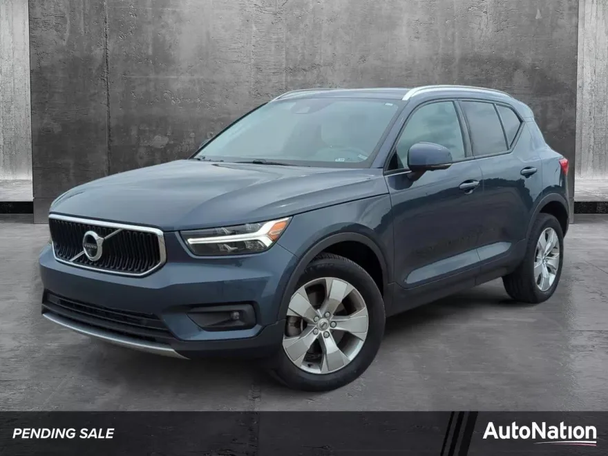 2022 Volvo XC40 Momentum photo 1