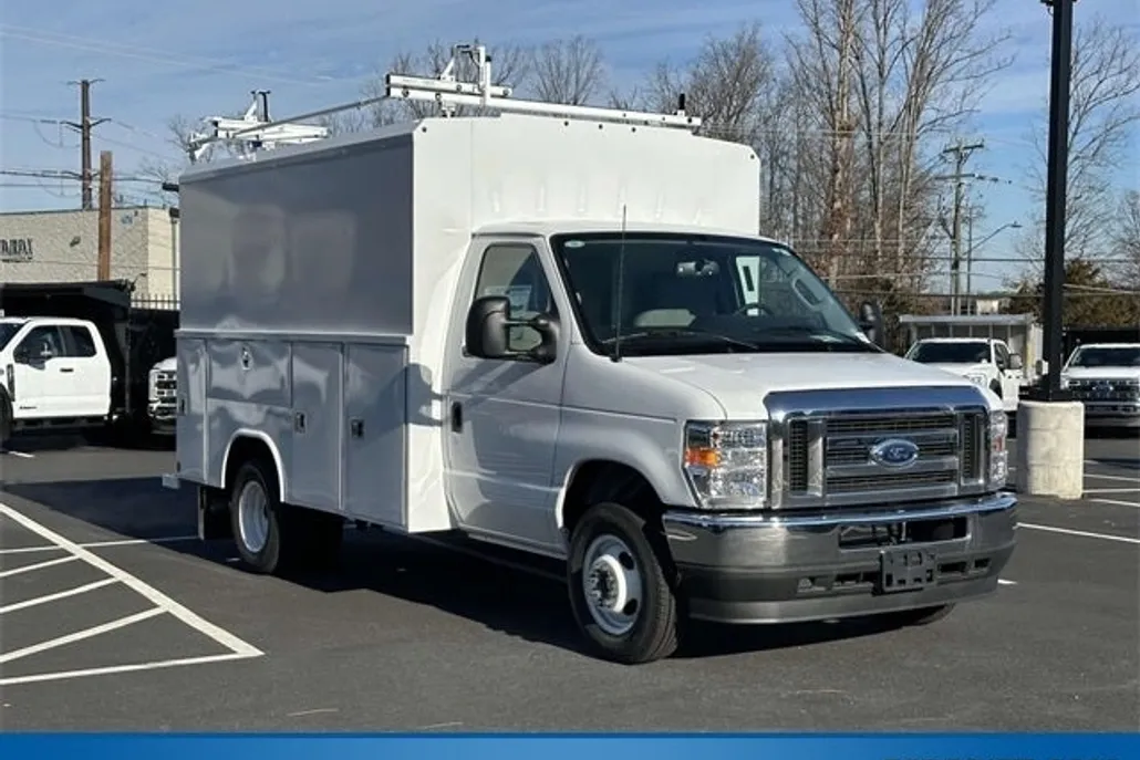 2025 Ford E-350 photo 1