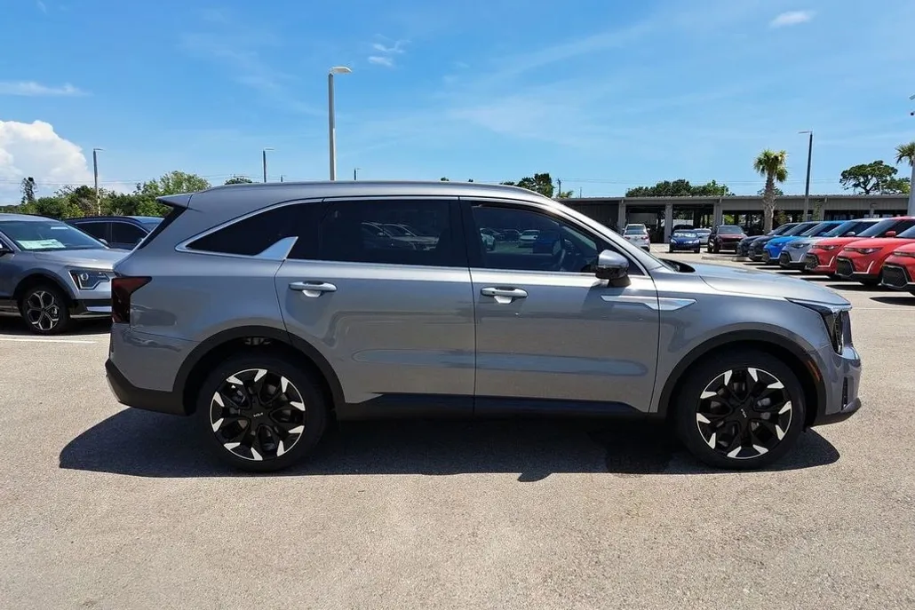 2025 Kia Sorento EX photo 1