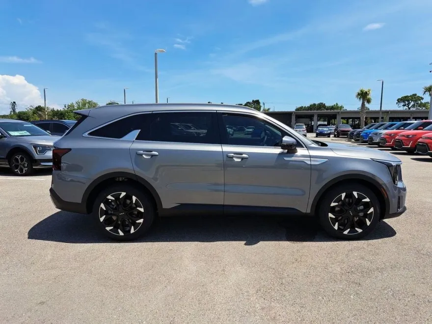 2025 Kia Sorento EX photo 1