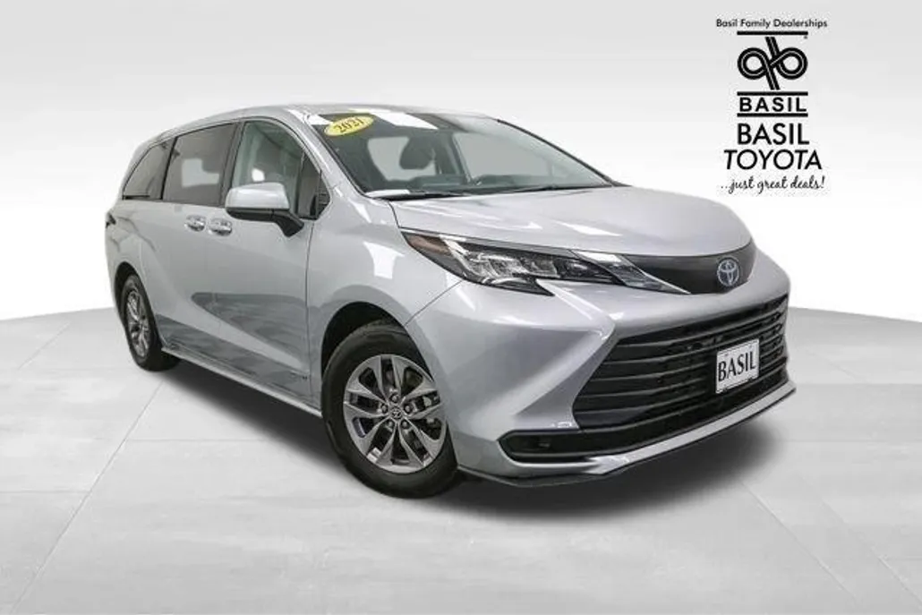 2021 Toyota Sienna LE photo 1