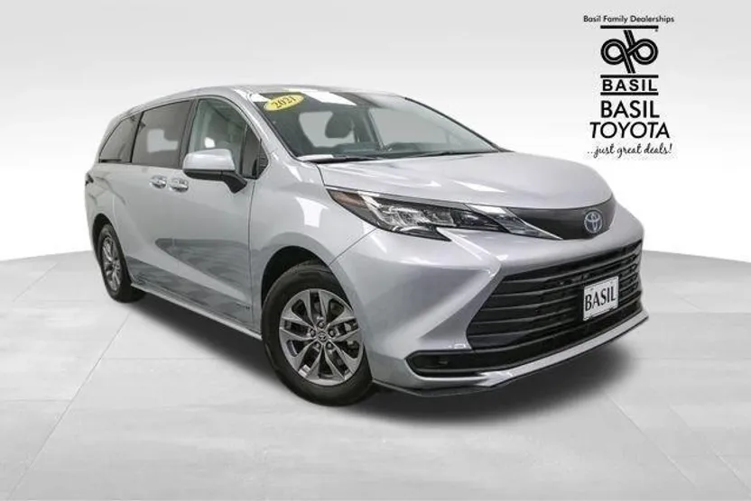 2021 Toyota Sienna LE photo 1